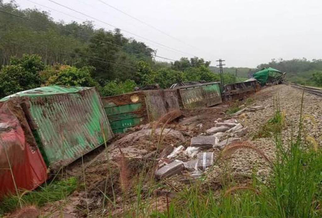 泰国南部发射火车脱轨翻车，疑因泰南叛乱分子的恐怖攻击。图/泰国铁路部(photo:ChinaTimes)