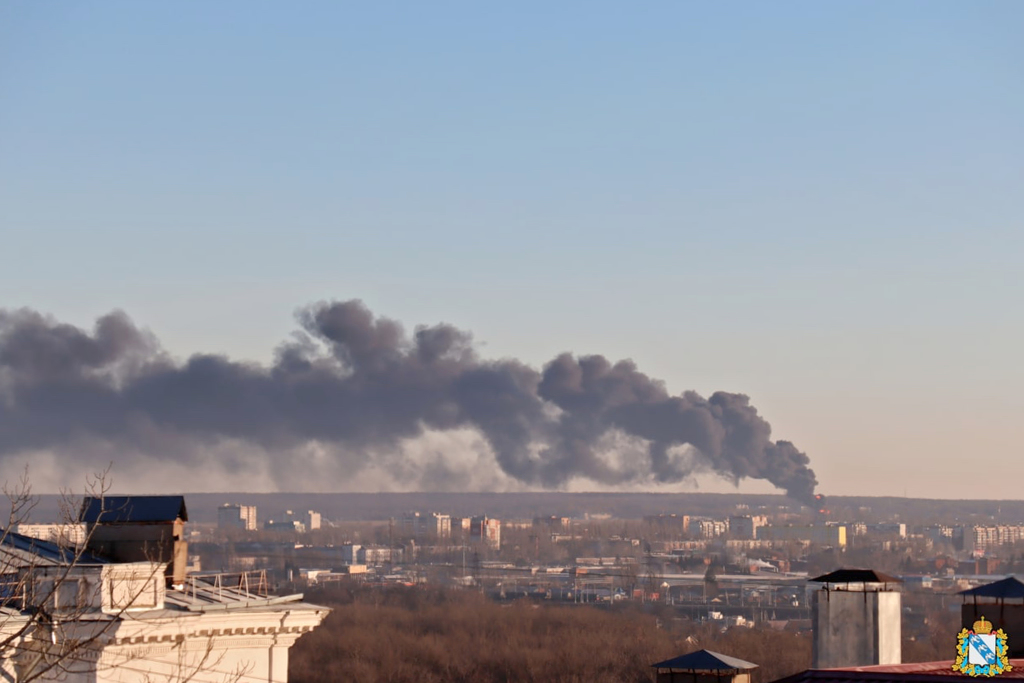 俄羅斯庫斯克州（Kursk）當地一座機場遭無人機攻擊，儲油槽起火燃燒。(圖/美聯社) 