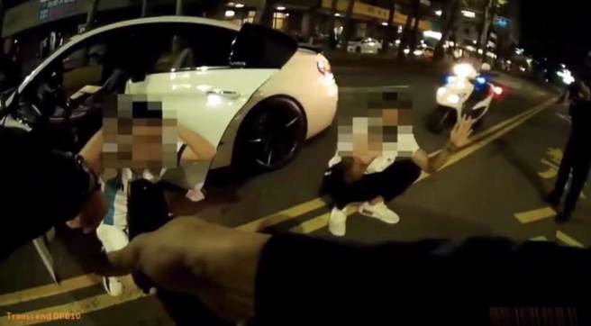 高雄今日凌晨惊传聚眾砸车，前镇警方循线将涉案顏男、赖男逮捕到案，并救出被害人陈男。（翻摄照片／崔正纲高雄传真）