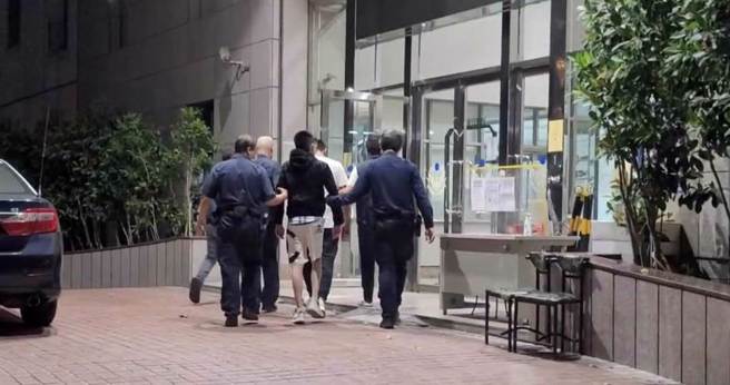 高雄警方第一时间就将顏男、赖男逮捕到案。（翻摄照片／崔正纲高雄传真）
