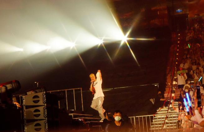 周汤豪在小巨蛋演唱会上收到粉丝的内衣，大方拿在手上。（图／环球音乐提供）