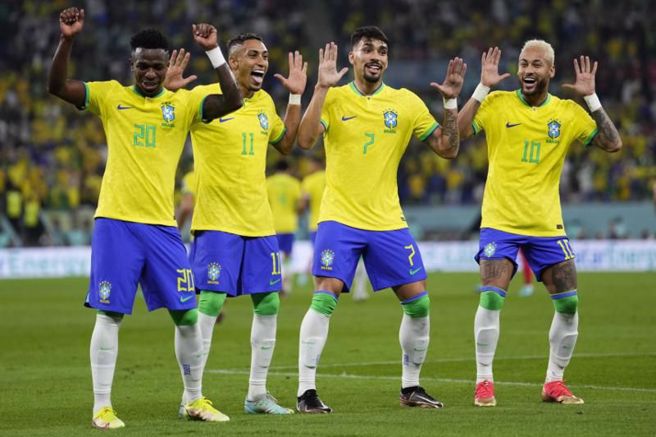 巴西球員跳舞慶祝進球。（美聯社）