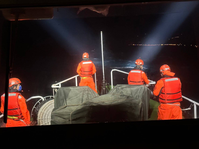 花莲溪口2民眾深夜捕鳗苗失，海巡署派员彻夜搜寻,，1人救起后不治，1人仍失踪。(海巡署提供)