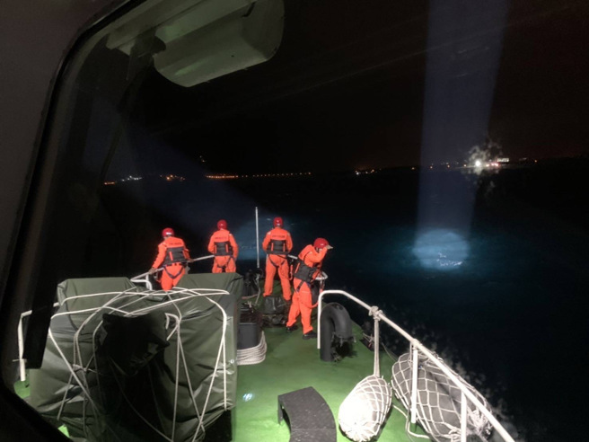 花莲溪口2民眾深夜捕鳗苗失，海巡署派员彻夜搜寻,，1人救起后不治，1人仍失踪。(海巡署提供)