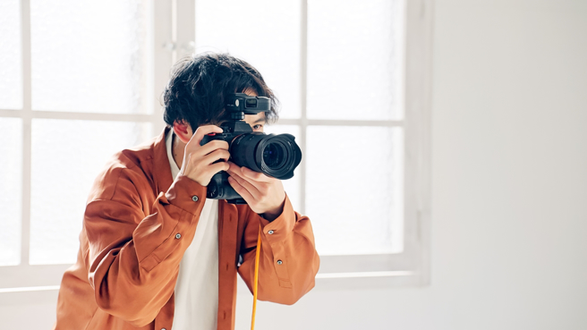 一名电影美术指导助理被叫去担任电影美术道具所需的清凉照片模特儿，却遭到上司指侵。（示意图／Shutterstock）