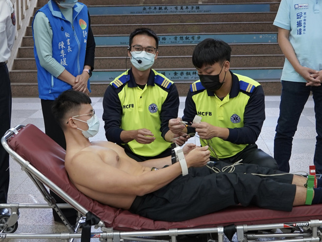 消防猛男秀「大胸肌」示范心电图机！地方妈妈嗨翻全歪楼。(翻摄脸书旁白鸽)
