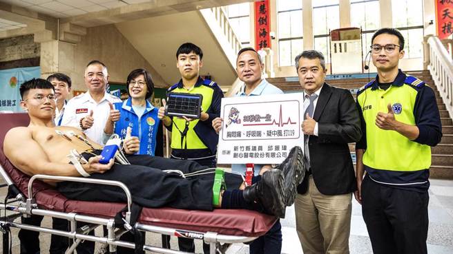 竹北生医园区创心医电公司董事赖昆贤（右二）经县议员邱振玮（右三）引荐，捐赠10台总值约300万元的「12导程心电图机」给新竹县市。（罗浚滨摄）