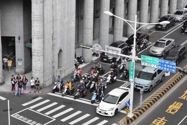 一名網友表示，好奇問「為什麼台灣人開車愛插隊？」貼文意外釣出在荷蘭的台灣網友回應。（圖／示意圖，達志影像）