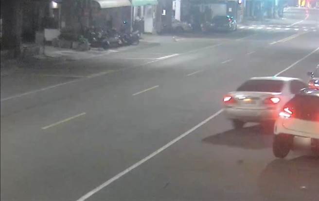 监视器拍下小客车撞击路边2辆车。（翻摄照片／高雄洪靖宜传真）