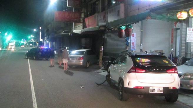 肇事小客车撞击路边2辆车。（翻摄照片／高雄洪靖宜传真）