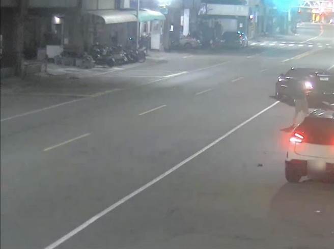 监视器拍下疑似是肇事车主曾下车查看。（翻摄照片／高雄洪靖宜传真）