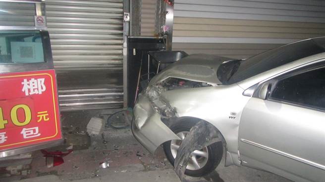 肇事小客车车头毁损。（翻摄照片／高雄洪靖宜传真）