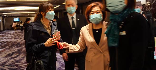 近日传出内阁改组消息，外界关心各部会首长是否会留任，对此，劳动部部长许铭春表示，目前仍着眼在眼前的工作做好。（林良齐摄）