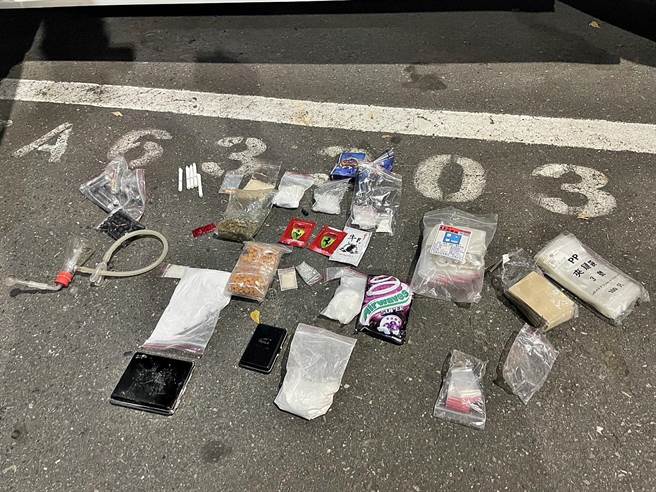 员警在梁男随身包包、车上查获海洛因91克、安非他命35克、K他命近200公克，以及三级毒品FM2、毒品咖啡包18包、K盘等物，全案依违反毒品危害防制条例、枪炮弹药刀械管制条例移送法办。（高市凤山分局提供／袁庭尧高雄传真）