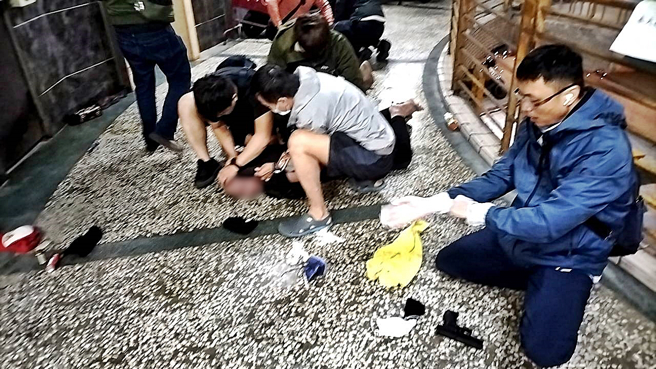 毒虫遭逮竟身怀「手榴弹」吓坏员警，急叩8军团防爆组带回鑑定。(警方提供)