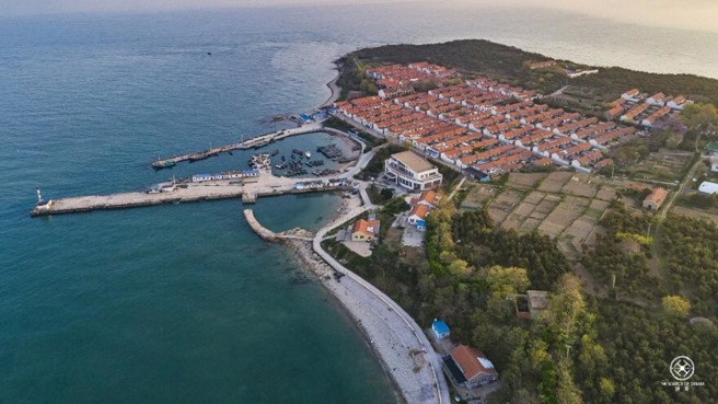 竹岔岛岛上有眾多的风景名胜，有青岛地区罕见、保护完好的火山口地貌溶岩流，有自然形成的许许多多的钓鱼平臺。（图／梦源特拍）