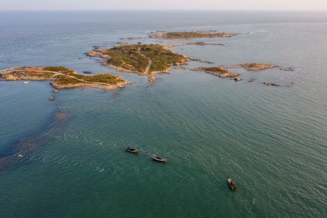 潮涌连三岛，向海而歌。外连岛、中连岛、里连岛三个小岛潮涨相隔。（图／西海岸新区文旅局提供）