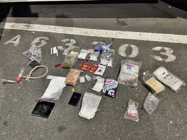 毒虫遭逮竟身怀「手榴弹」吓坏员警，急叩8军团防爆组带回鑑定。(警方提供)