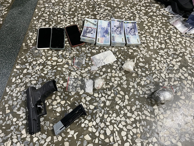 毒虫遭逮竟身怀「手榴弹」吓坏员警，急叩8军团防爆组带回鑑定。(警方提供)