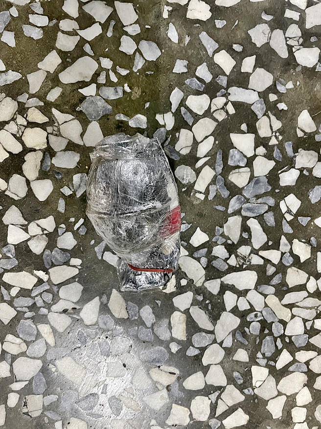 毒虫遭逮竟身怀「手榴弹」吓坏员警，急叩8军团防爆组带回鑑定。(警方提供)