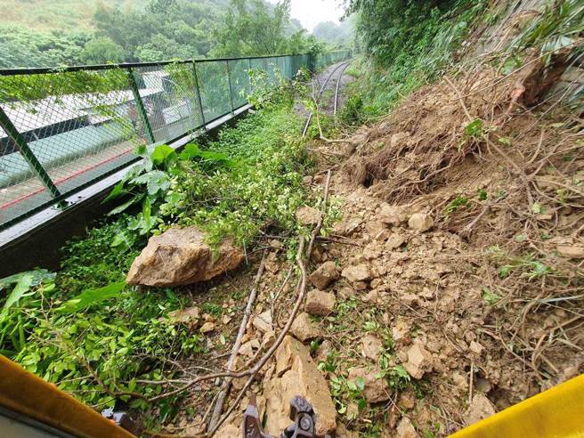 台铁深澳支线昨天发生边坡土石崩落导致路线中断，台铁局今天表示，已抢修完成。（翻摄照片／张志康基隆传真）
