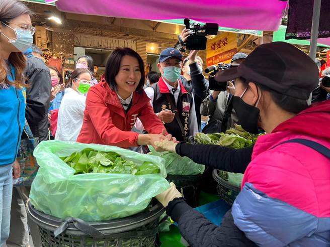 台北市第3选区立委补选选战开打，国民党参选人王鸿薇今日一早从中山区文昌宫开始参拜，并在一旁市场扫街拜票。（李奇叡摄）