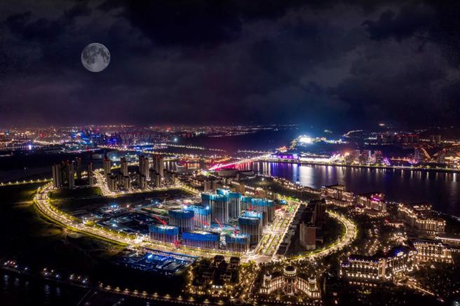 晨曦初现雾迷离，海风轻抚波浪涌，星光岛，能满足你对海岛生活一切美的想像。（图／西海岸新区文旅局提供）