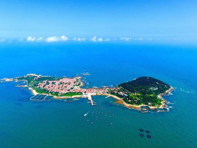 斋堂岛，它与千年名胜琅琊臺隔海相望，海水清澈、蓝天碧波、水天相连。（图／西海岸新区文旅局提供）