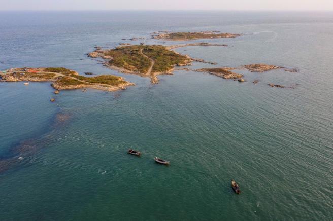 潮涌连三岛，向海而歌。外连岛、中连岛、里连岛三个小岛潮涨相隔。（图／西海岸新区文旅局提供）