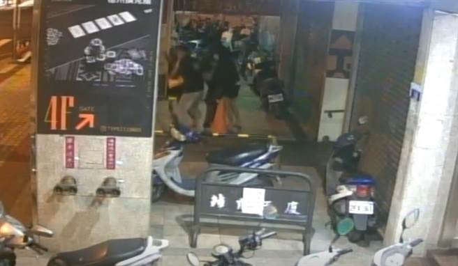 中市凌晨1名男子在骑楼遭3名歹徒联手行抢，警已掌握车辆循线追查。（民眾提供）