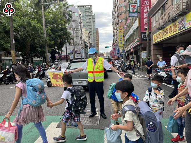 學校附近的交通導護該誰來做，一直有爭論。（本報資料照片）