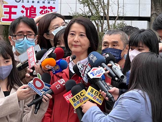 王鸿薇呛说，现在内阁改组拖拖拉拉，无法回应社会期待，行政院长苏贞昌应该立刻下台。（李奇叡摄）