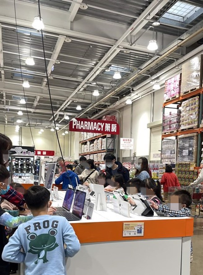 一名女網友日前在新竹好市多下這一幕，一群小朋友安安靜靜盯著平板、手機螢幕看，笑稱是好市多托嬰區。(Ann Hsu臉書提供)