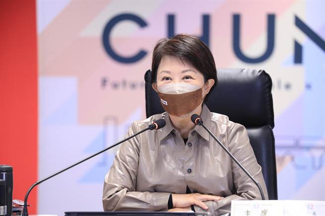 连任成功的台中市长卢秀燕主持市府市政会议，针对未来4年政见提出蓝图，并表达未来施政重点。(林欣仪摄)