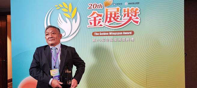 晨扬国际从事40余年的医疗布服制造、销售、租赁至配送，关系企业共有300余位员工，其中有约50名为身心障碍者，今天获颁金展奖。（林良齐摄）