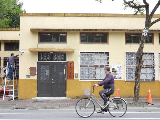 花莲吉安乡公所去年将百年歷史的「福兴买菸场」，活化改造为「吉安创客栈」，并定期举办艺文活动，增添地方艺文气息。（罗亦晽摄）