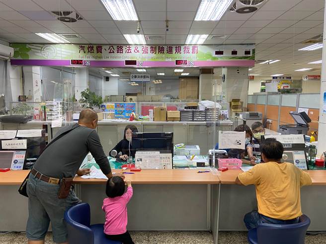 台中区监理所6日指出，中彰投地区尚有16万余辆汽机车尚未缴纳燃料费，缴费期限至明年1月3日止，呼吁车主于期限内完成缴费，以免逾期受罚。（台中区监理所提供／潘虹恩台中传真）