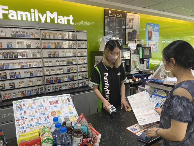 台中区监理所所长杨聪贤表示，目前缴费管道多元，可持单至金融机构、邮局、超商缴纳，目前超商代收金额上限已调高至3万元，欢迎车主多加利用。（台中区监理所提供／潘虹恩台中传真）