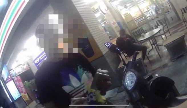 该名女子协调侄子与女友口角争执，未料意外发现她竟是名通缉犯。（翻摄照片／高雄洪靖宜传真）