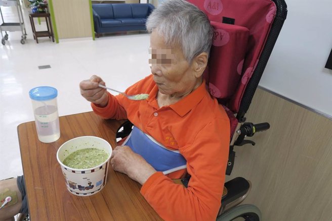 苏阿嬷后来住进卫福部彰化医院附设护理之家后，靠着肢体及体感训练，半年后竟可以自行吃饭。（院方提供／吴建辉彰化传真）
