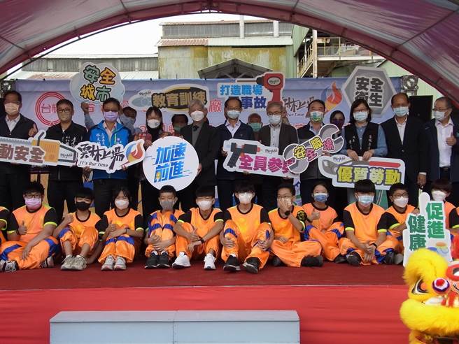 云林县政府推动职场安全，协助虎尾糖厂成立安卫家族。（张朝欣摄）