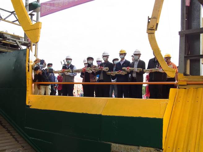 云林县虎尾糖厂结合制糖开工典礼，成立安卫家族。（张朝欣摄）