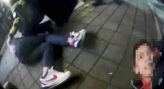 闹事醉汉遭警方狼狈压制逮捕。(黄敬文翻摄)