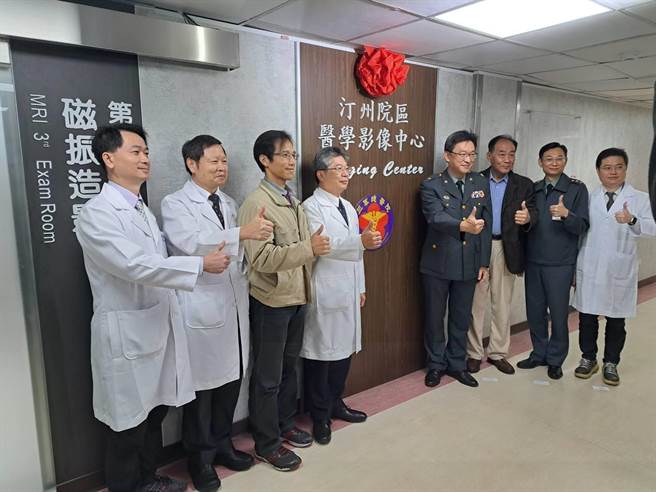 三军总医院汀洲院区今天进行高阶磁振造影扫描仪的揭牌仪式。（陈人齐摄）