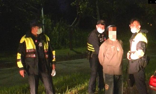 新竹市警察局第三分局日前路檢，在盤查王姓嫌犯所駕駛自小客車時，查獲非制式手槍1把、子彈7顆及安非他命、海洛因等毒品。（翻攝照片／王惠慧新竹傳真）