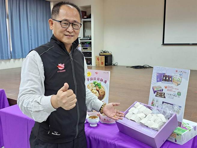 大安区农会为消费者推出槟榔心芋「芋角」，让消费者直接拆封即可烹饪煮食。（陈世宗摄）