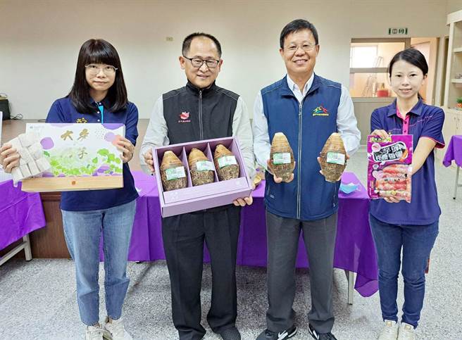 大安农会不仅致力推动产销履歷农特产品，对于青农的辅导更不遗余力。（陈世宗摄）