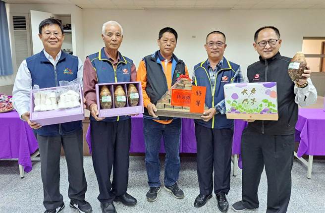 大安区农会6日特假农会本会4F，举办111年度大安区优质大安芋头评鑑比赛颁奖。（陈世宗摄）