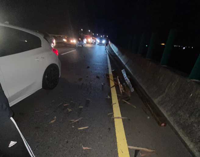 绝命终结站！快速道路暗夜木头散一地，4车遭击落，骑士怒轰：随机谋杀。(翻摄脸书爆料公社)