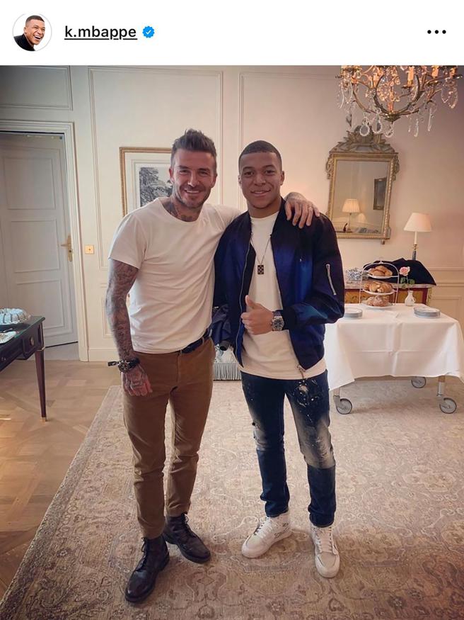 宇舶錶品牌大使姆巴佩與貝克漢合影，佩戴Big Bang 精鋼藍計時碼錶41萬6000元。（擷自IG）